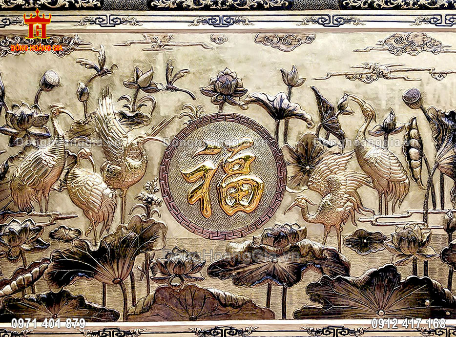 Từng họa tiết sen hạc được gò 3D truyền thống mang lại sự tự nhiên